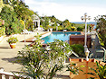 Le jardin floral et la piscine